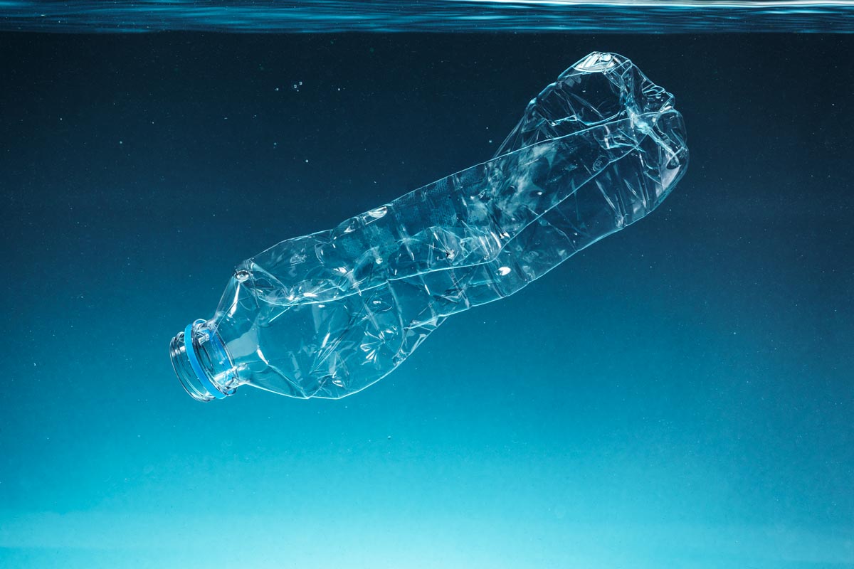 Retulp recycelte Einwegplastikflasche schwimmt im Meer