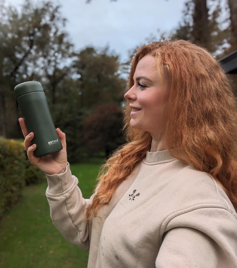 Retulp-Mitarbeiter Coby mit Kaffeebecher für Geschenke zum Jahresende